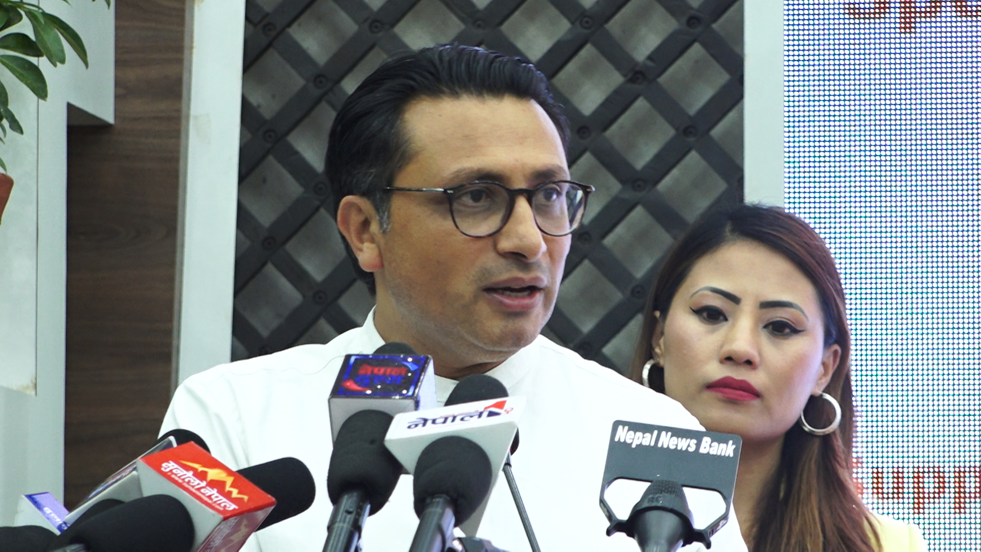 नेपालको हरेक हस्ताक्षर घुस खुवाउने र खाने मौका हो : स्वर्णिम वाग्ले 